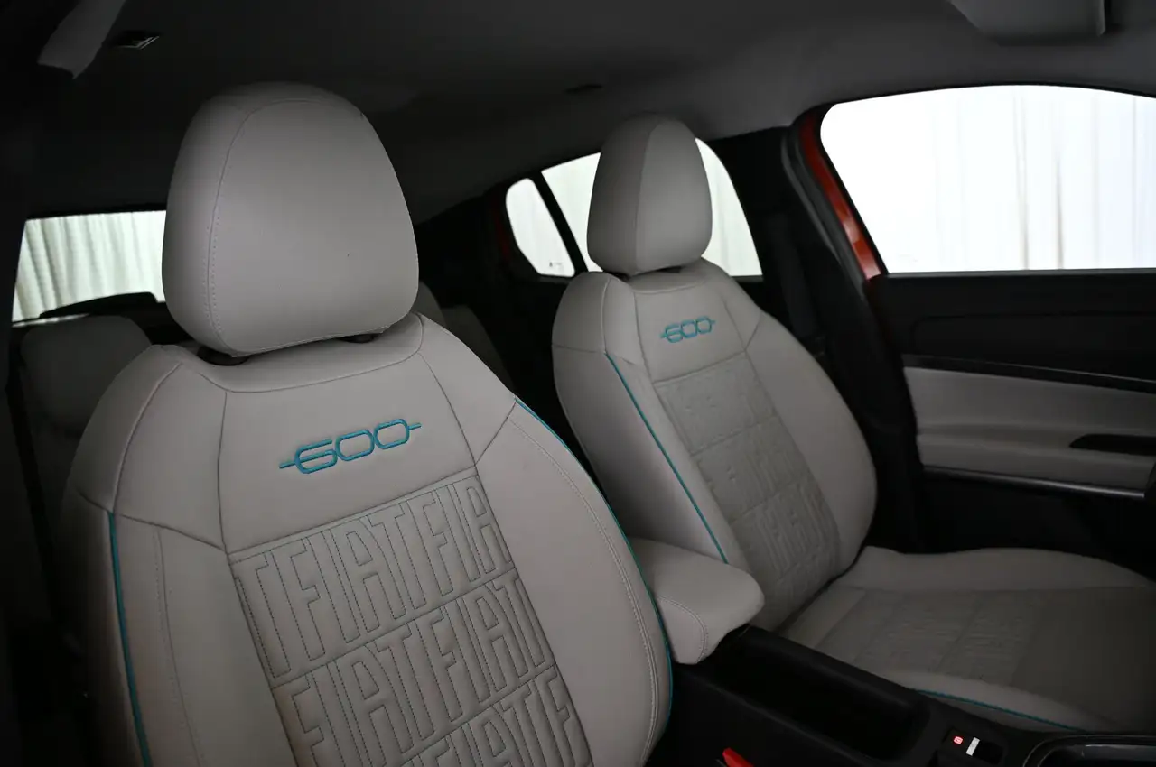Fiat 600 1.2 Hybrid 136 DCT6 La Prima LED/NAVI/SHZ/18 — Galería del vehículo 30