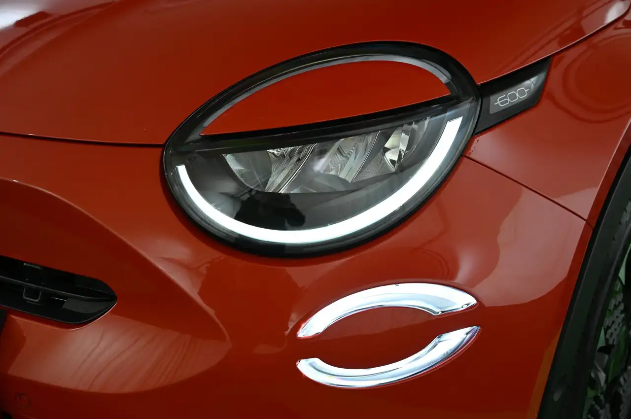 Fiat 600 1.2 Hybrid 136 DCT6 La Prima LED/NAVI/SHZ/18 — Galería del vehículo 10
