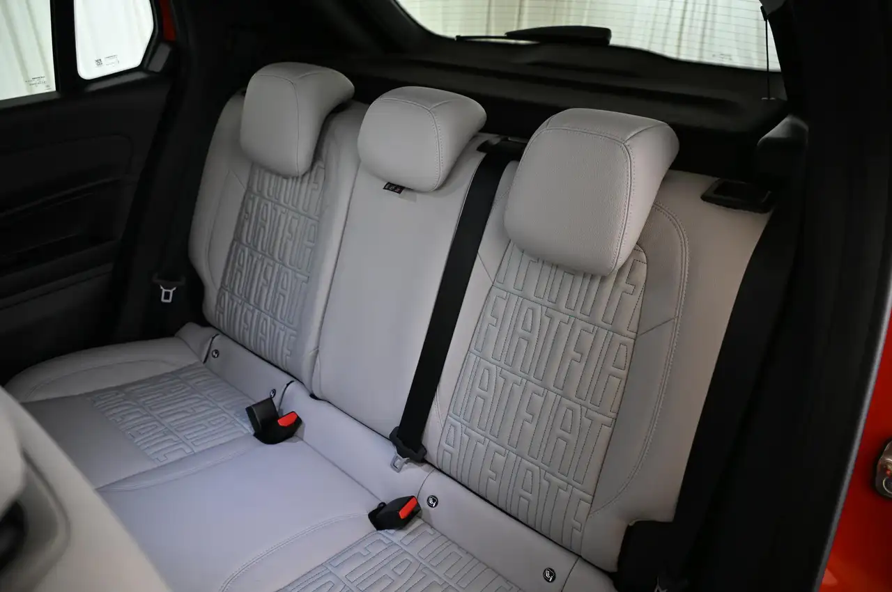 Fiat 600 1.2 Hybrid 136 DCT6 La Prima LED/NAVI/SHZ/18 — Galería del vehículo 27