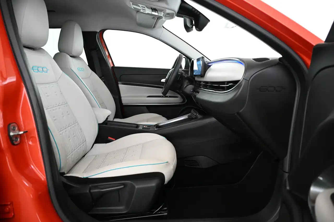 Fiat 600 1.2 Hybrid 136 DCT6 La Prima LED/NAVI/SHZ/18 — Galería del vehículo 29