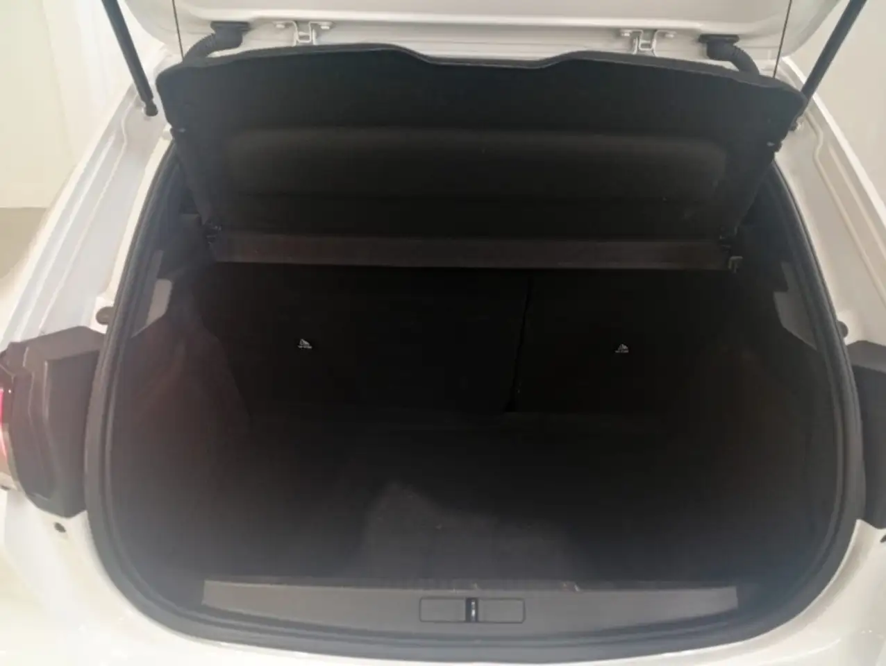 Peugeot 208 Allure Eléctrico 136 — Vehicle gallery 11
