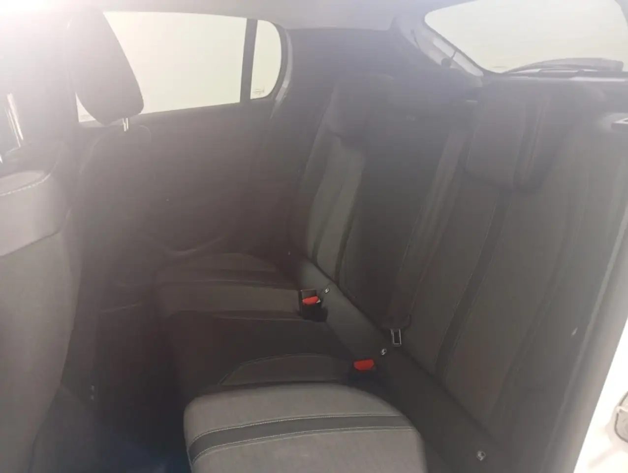 Peugeot 208 Allure Eléctrico 136 — Vehicle gallery 14
