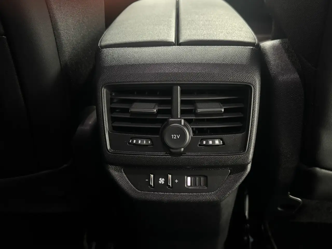 Peugeot 5008 Allure Leder 7-Sitzer R.Cam ACC SHZ Bi-LED — Galería del vehículo 18