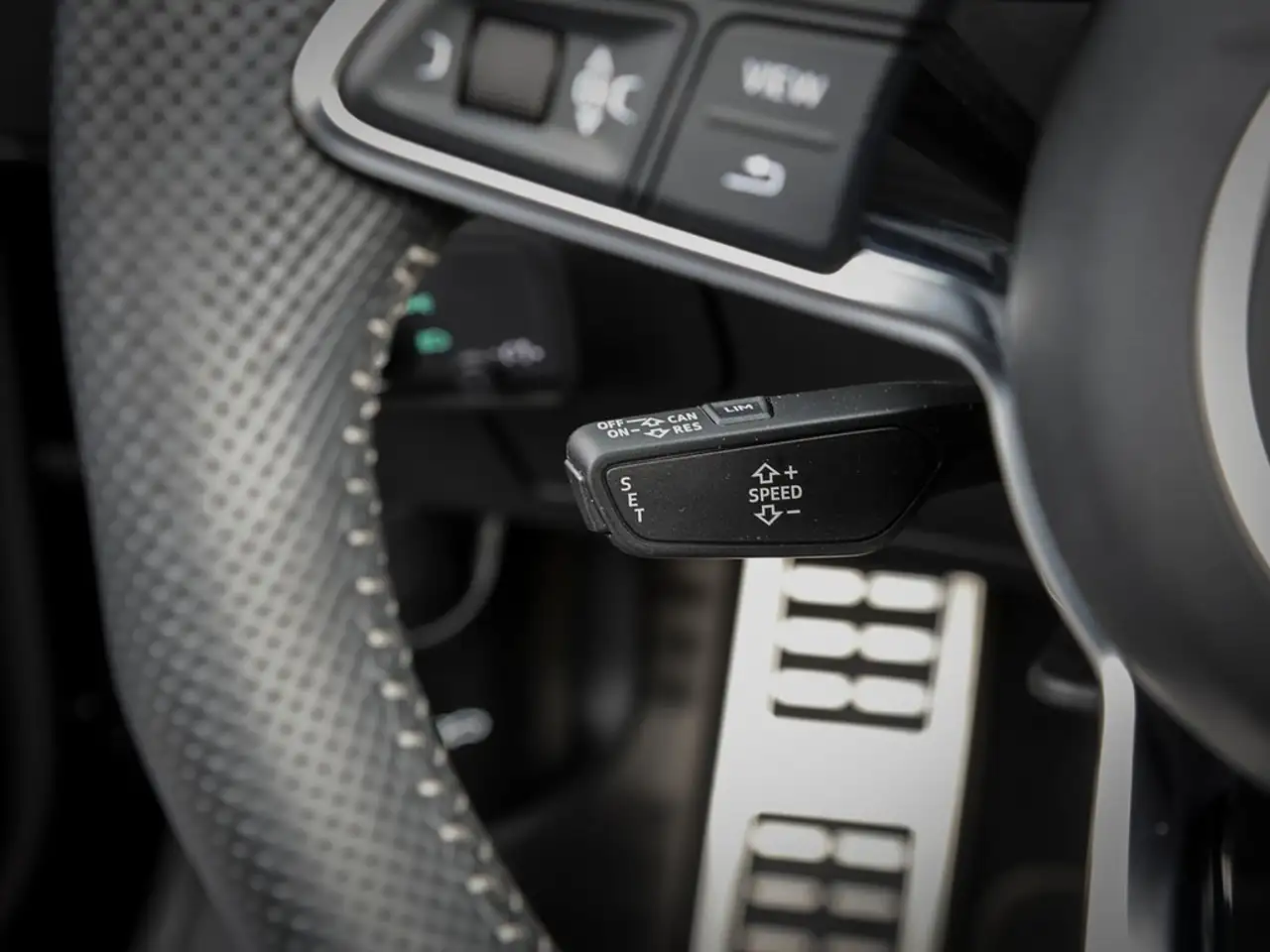 Audi TT Roadster 45 TFSI quattro S line sport + Navi — معرض صور السيارة 17