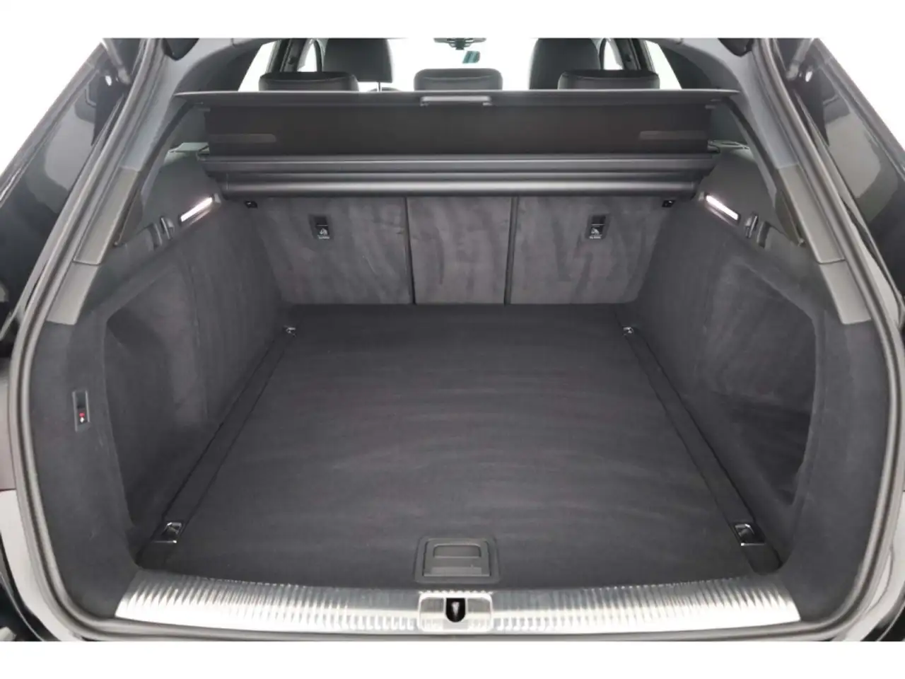 Audi A4 Avant 45 TFSI quattro S line competition plus — Vehicle gallery 12