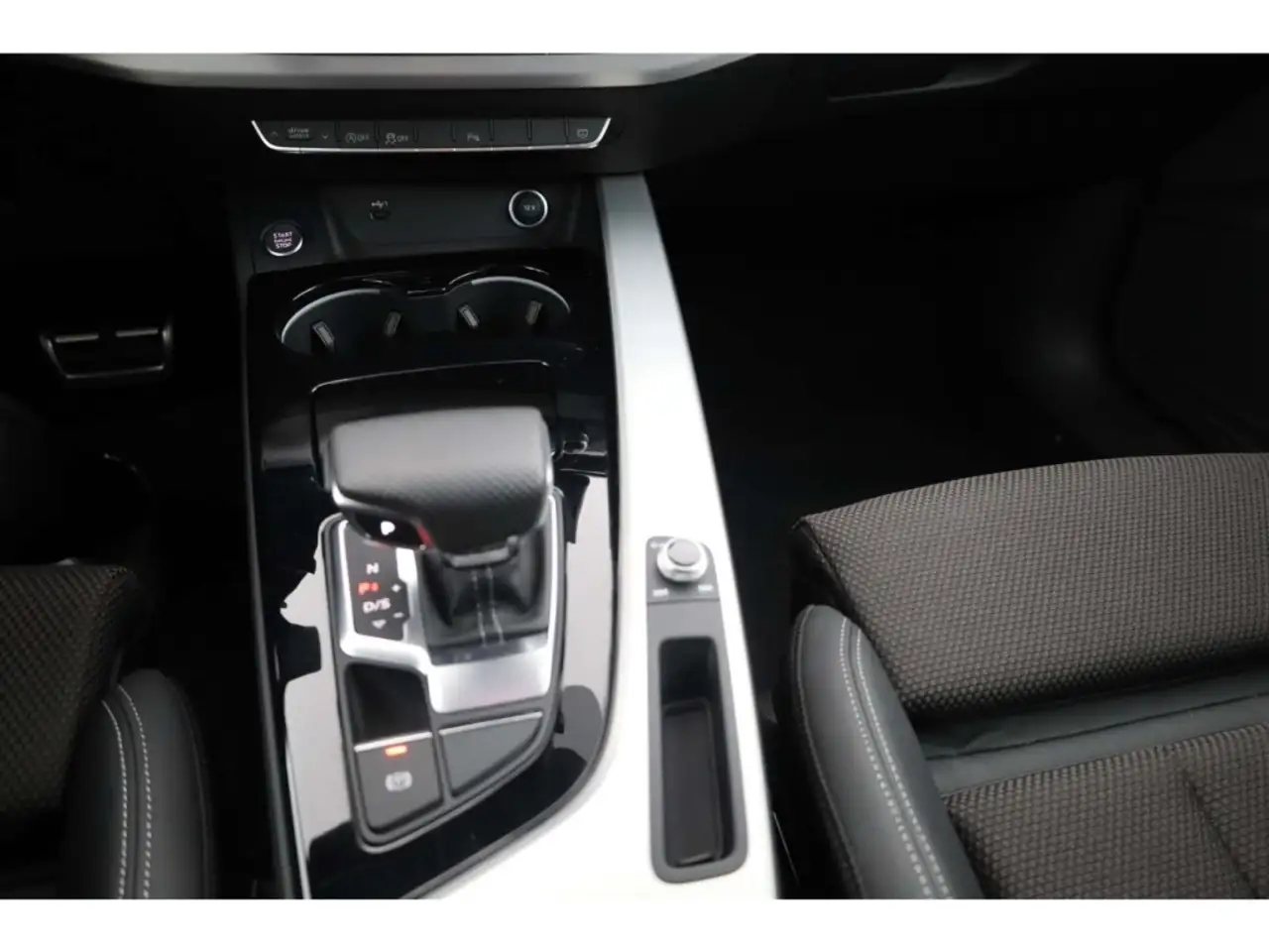 Audi A4 Avant 45 TFSI quattro S line competition plus — Vehicle gallery 17