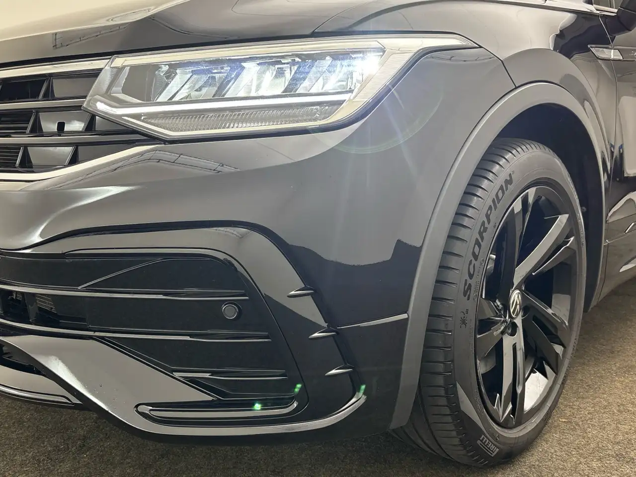 Volkswagen Tiguan R-Line 2.0 TSI DSG 4M CarPlay LED ACC — معرض صور السيارة 6