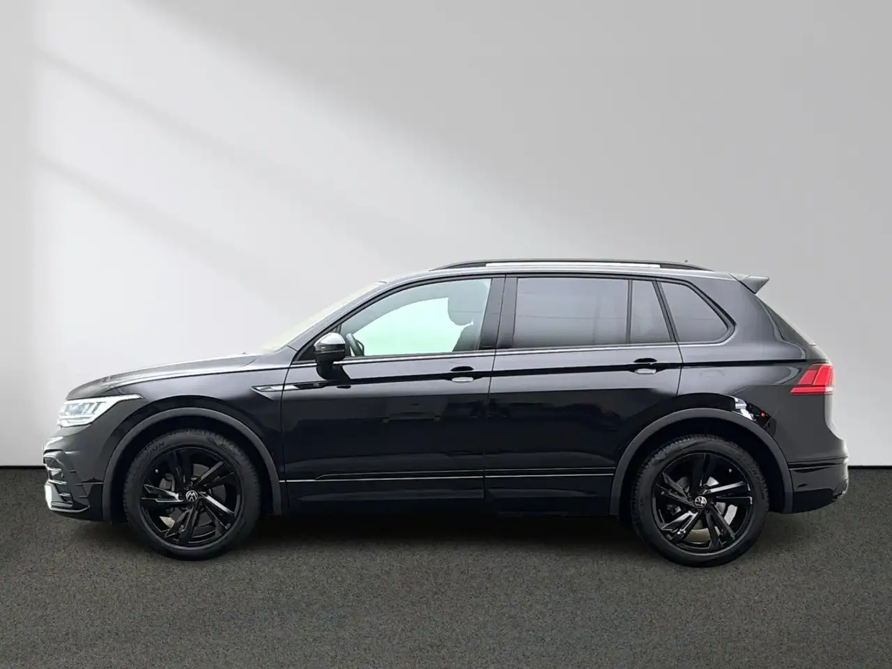 Volkswagen Tiguan R-Line 2.0 TSI DSG 4M CarPlay LED ACC — معرض صور السيارة 2