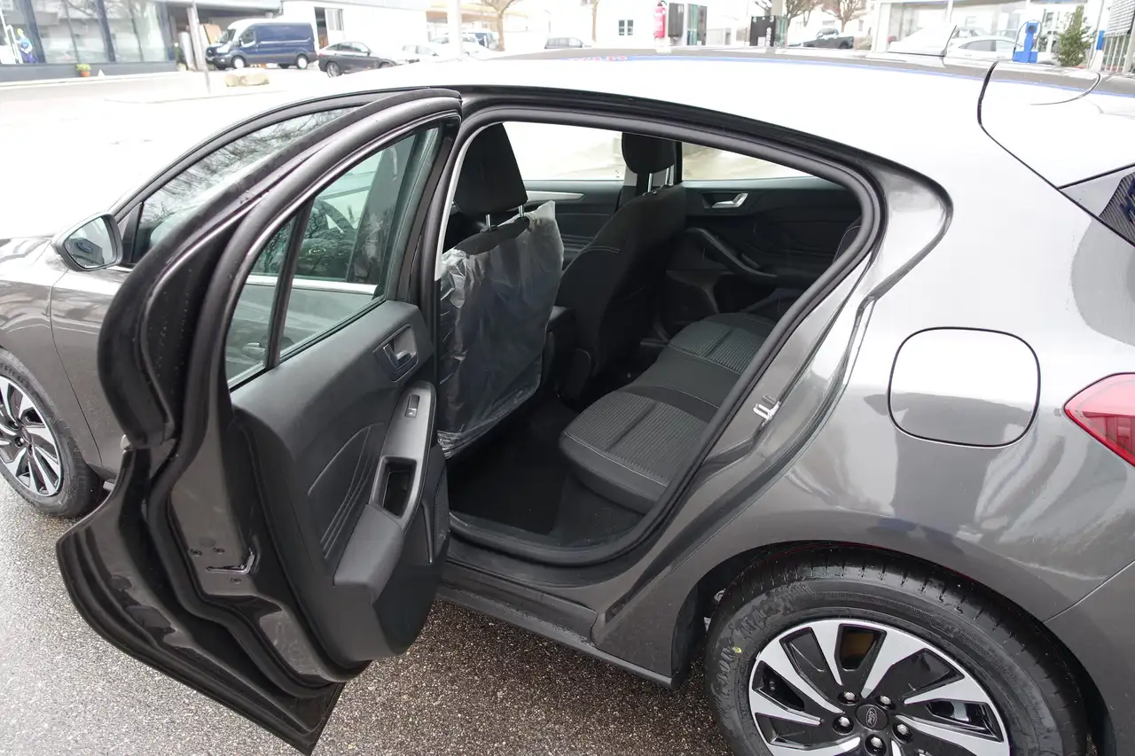 Ford Focus Titanium 5 türig 5 Jahre / 100.000 Garantie — Galerie du véhicule 7