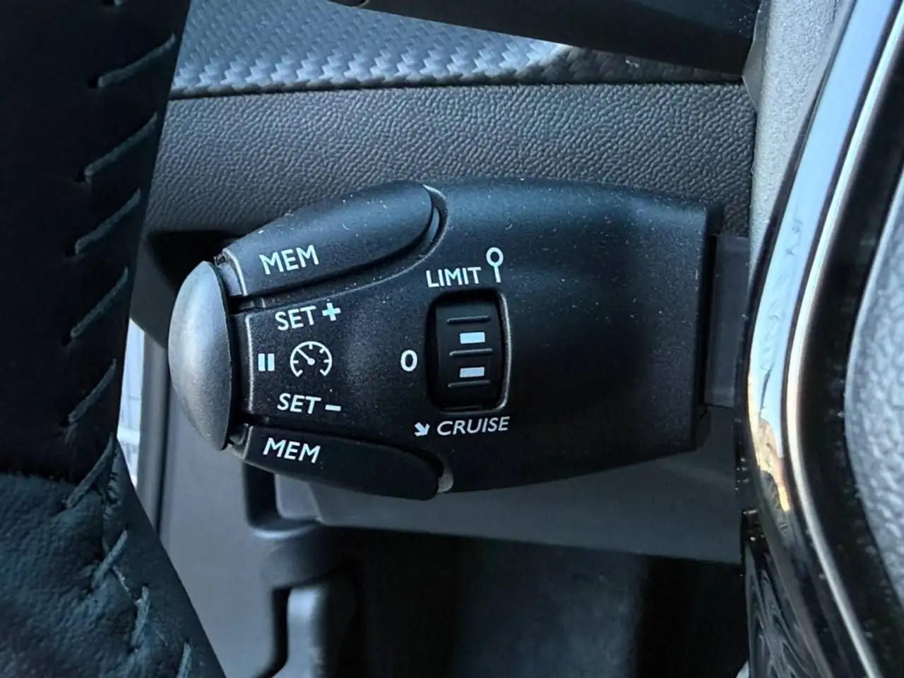 Peugeot 2008 1.2 PureTech S&S Allure Pack 100 — Galería del vehículo 21