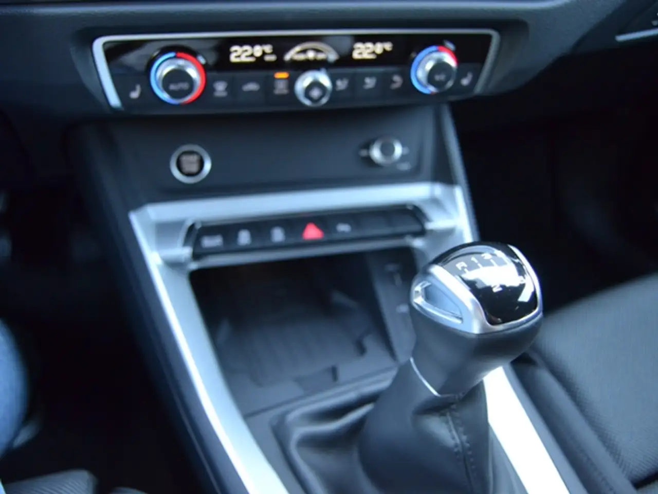 Audi Q3 Sportback 35 TFSI S line OPTIK-SCHWARZ/NAVI/BUSIN — معرض صور السيارة 16