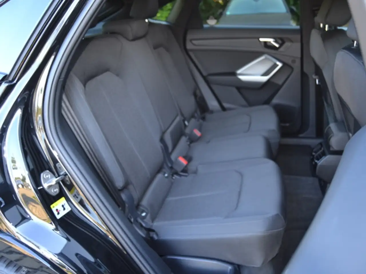 Audi Q3 Sportback 35 TFSI S line OPTIK-SCHWARZ/NAVI/BUSIN — معرض صور السيارة 9