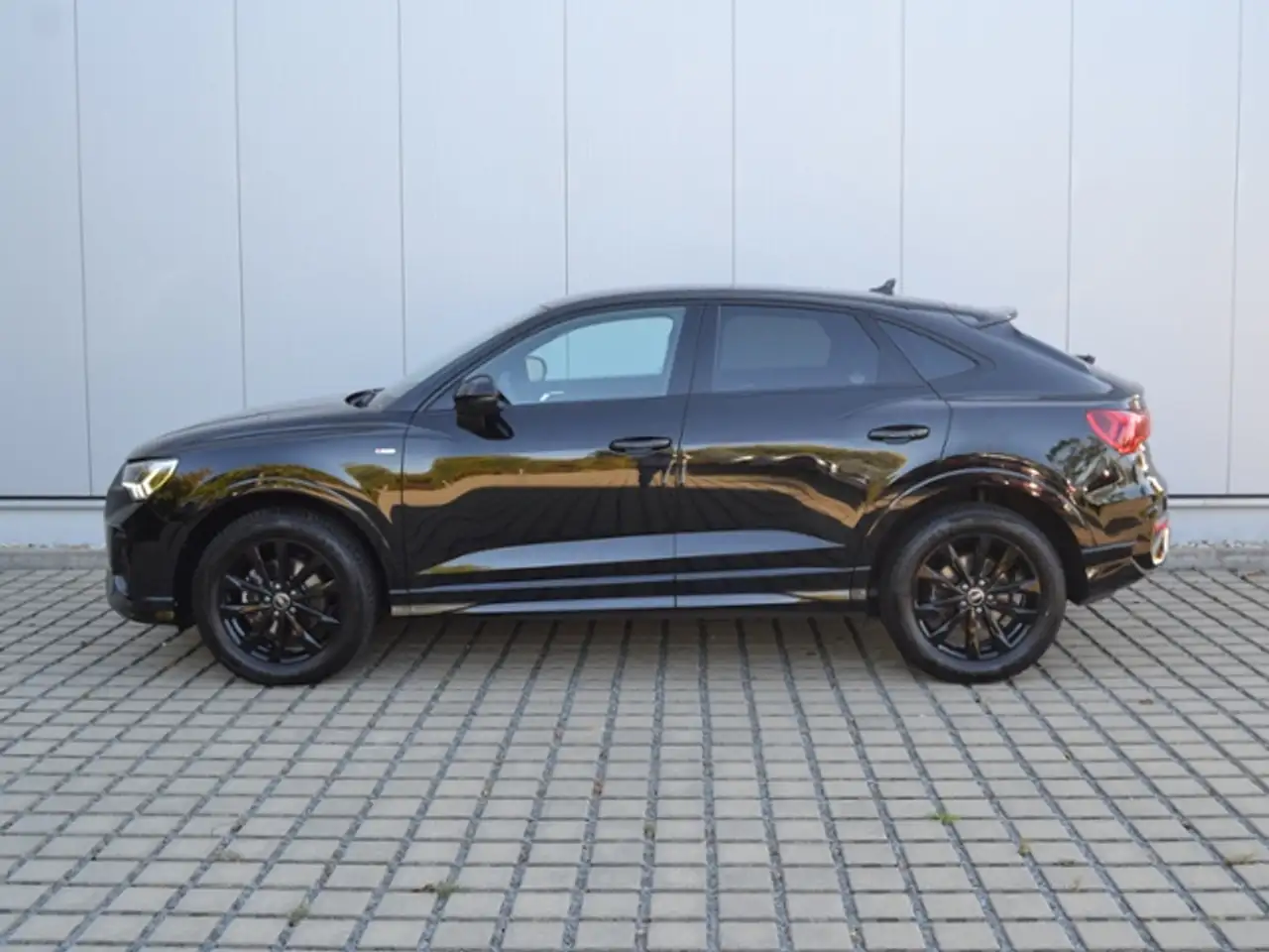 Audi Q3 Sportback 35 TFSI S line OPTIK-SCHWARZ/NAVI/BUSIN — معرض صور السيارة 2