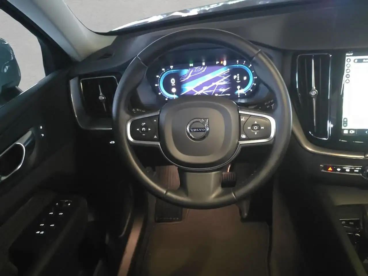 Volvo XC60 XC60 B5 B AWD Core — Vehicle gallery 8