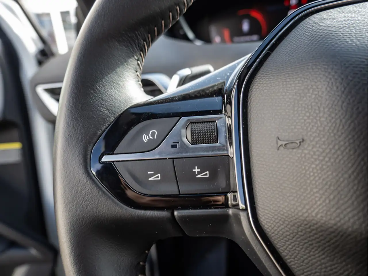 Peugeot 3008 1.2 Hybrid Sonderzins 1,99% SHZ NAVI LED — Galería del vehículo 20