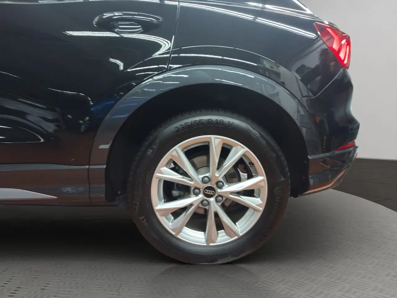 Audi Q3 S-Line 35TSI S-Tronic AHK Navi LED ACC — Galería del vehículo 3