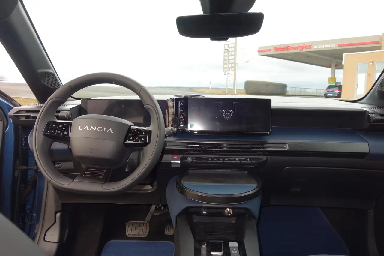 Lancia Ypsilon EDIZIONE LIMITATA CASSINA *LED/SHZ/PDC/ACC/RfK* — Galerie du véhicule 11