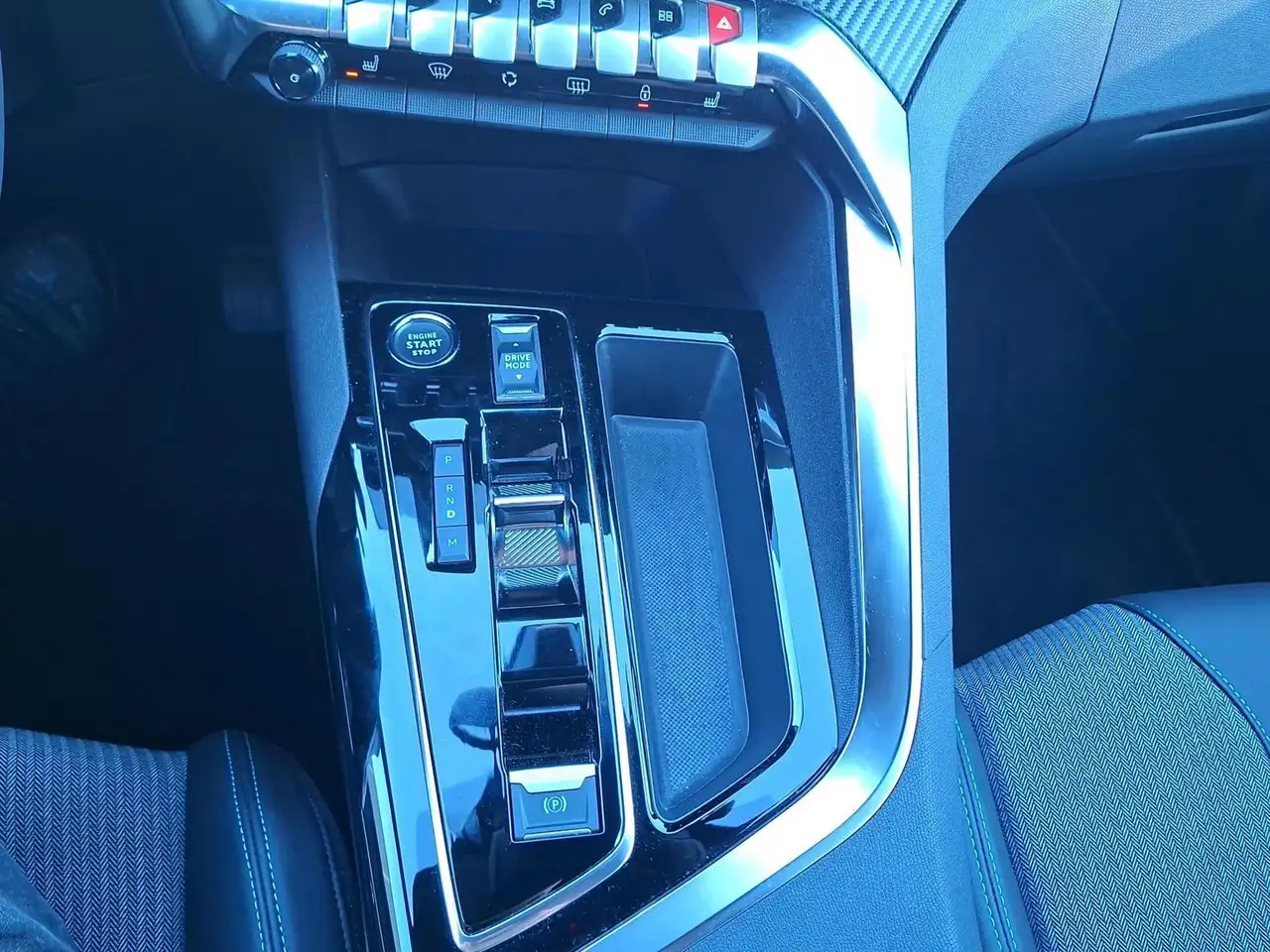 Peugeot 3008 Allure Pack Hybrid 136 e-DSC6 — Vehicle gallery 11
