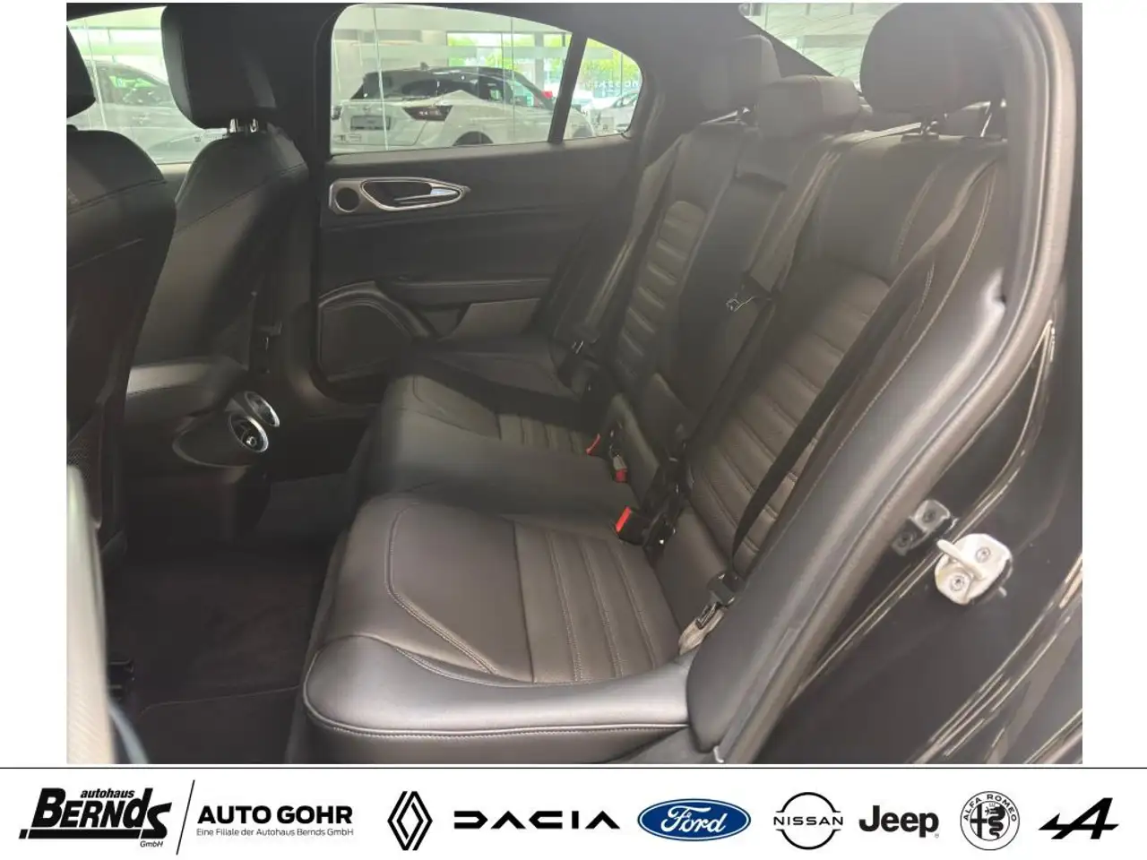 Alfa Romeo Giulia 2.0 Turbo 16V AT8-Q4 Veloce AUTOMATIK ALLRAD PDC — معرض صور السيارة 9