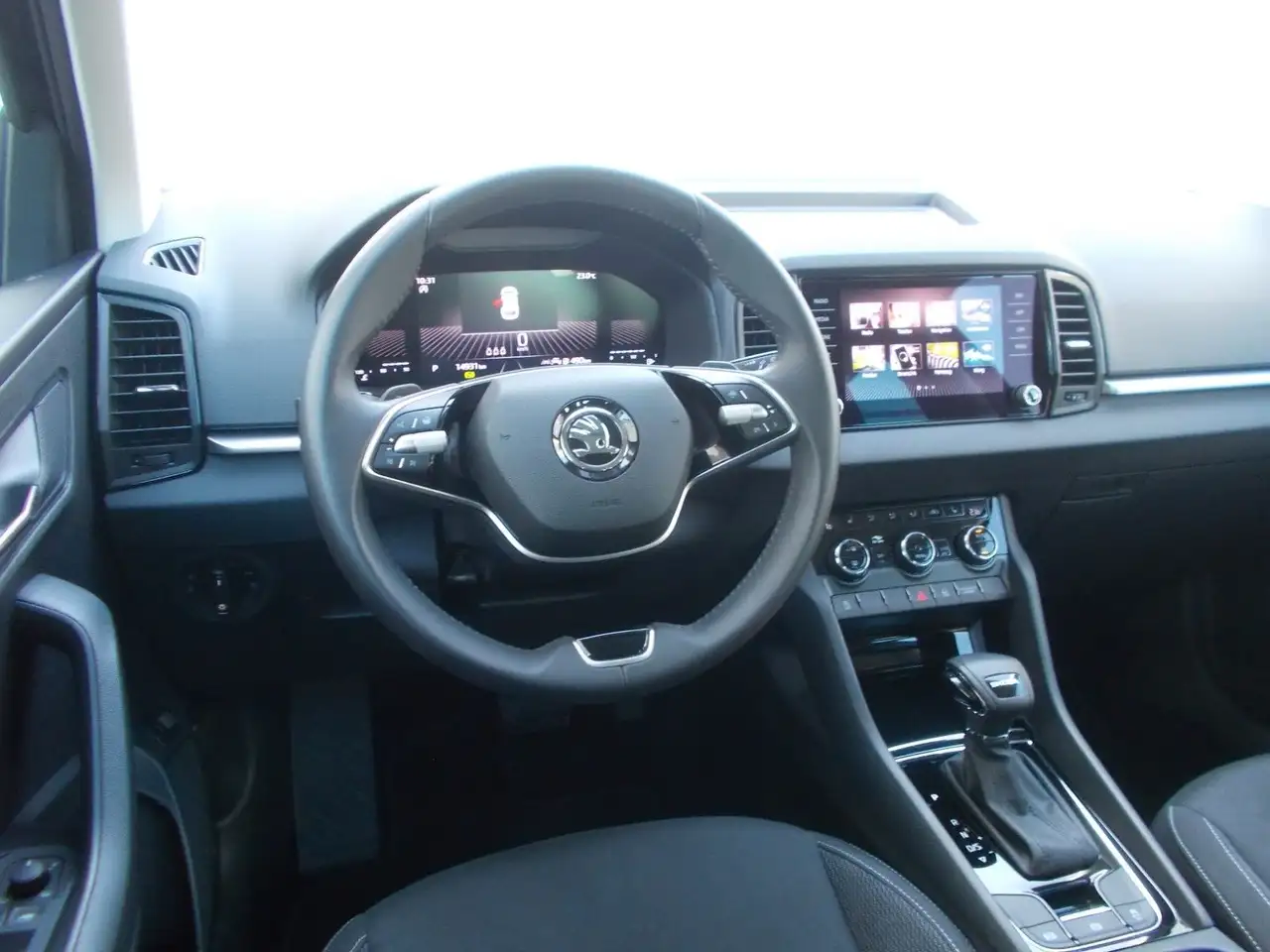 Skoda Karoq 1.5 TSI Selection * DSG * Navi * LED *uvm — Vehicle gallery 12