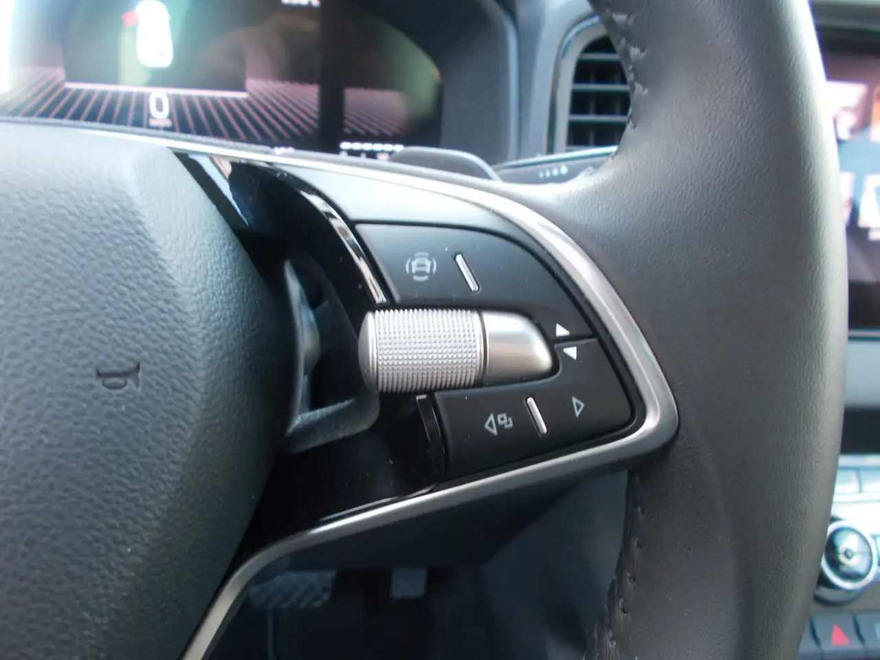 Skoda Karoq 1.5 TSI Selection * DSG * Navi * LED *uvm — Vehicle gallery 16
