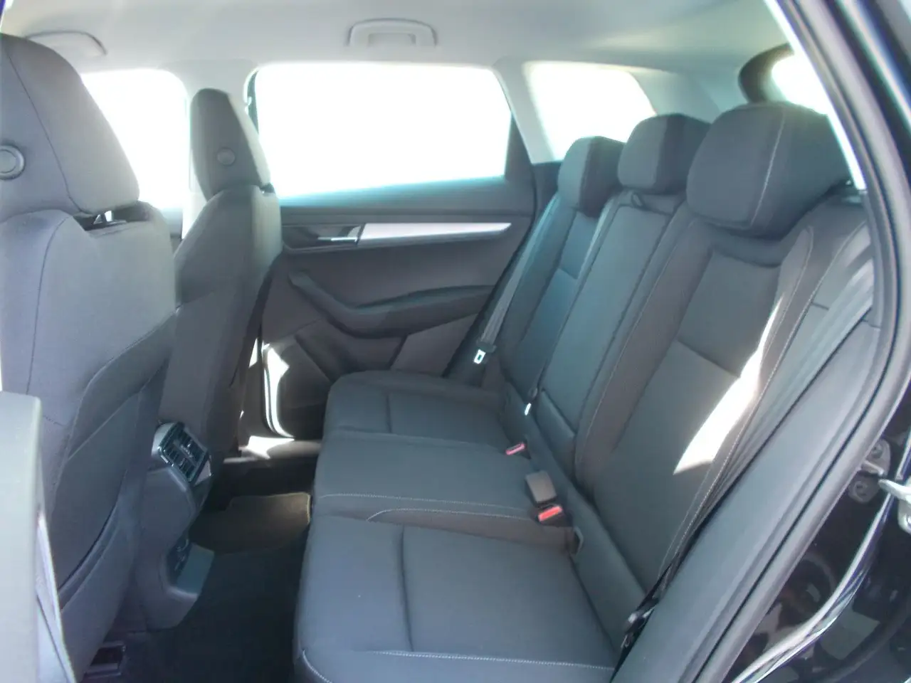 Skoda Karoq 1.5 TSI Selection * DSG * Navi * LED *uvm — Vehicle gallery 11