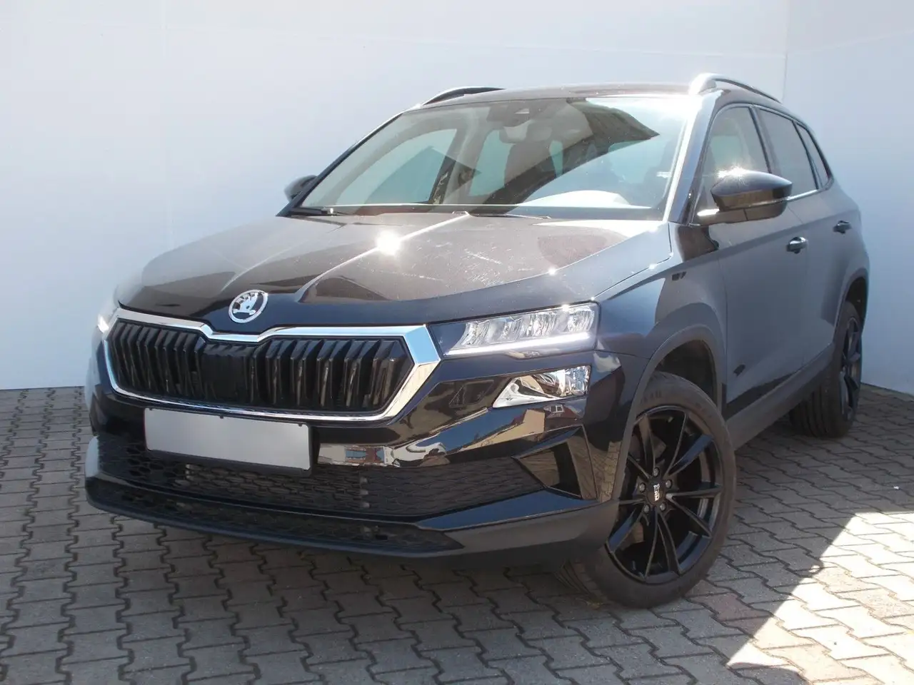Skoda Karoq 1.5 TSI Selection * DSG * Navi * LED *uvm — Vehicle gallery 3