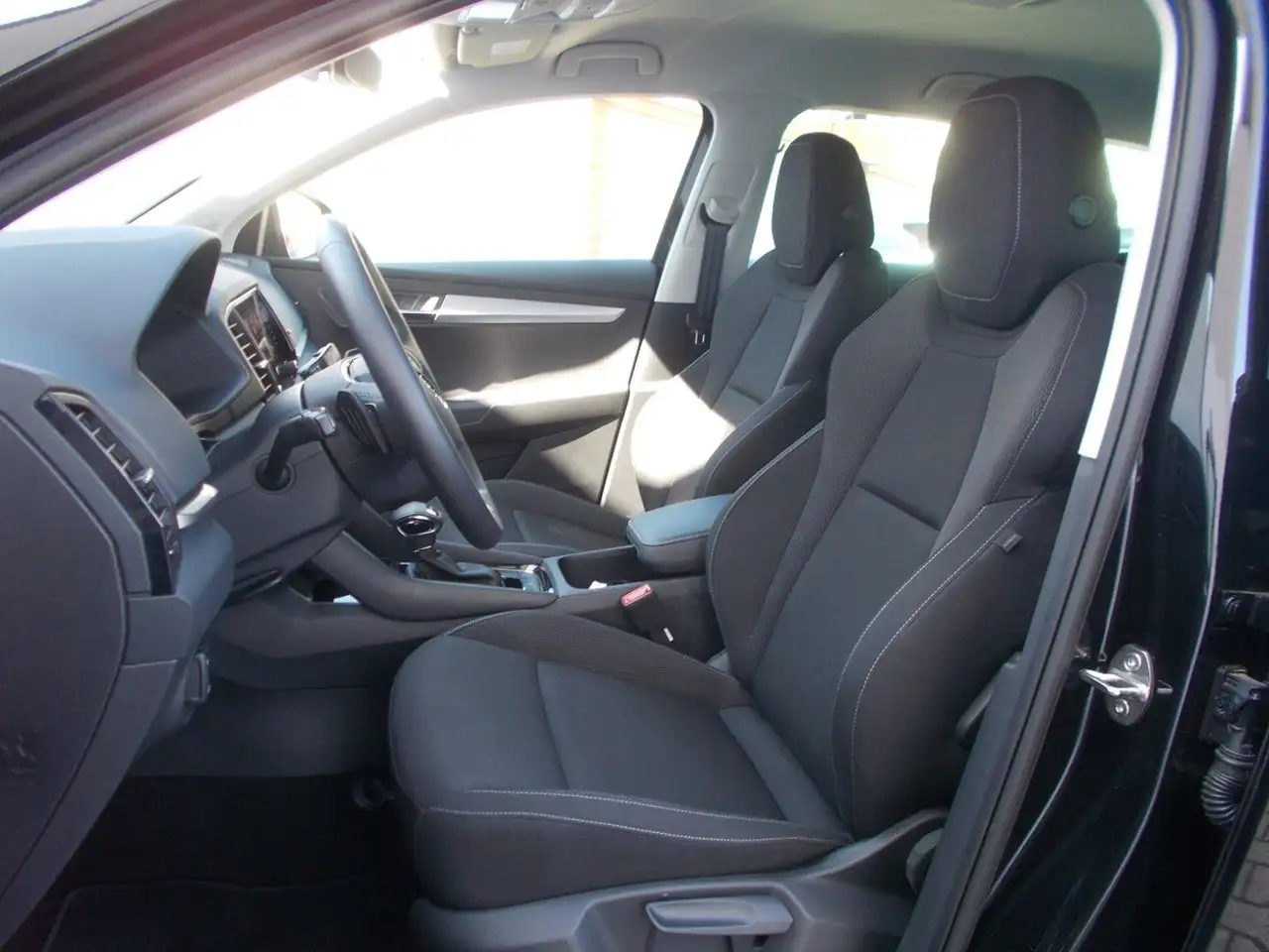 Skoda Karoq 1.5 TSI Selection * DSG * Navi * LED *uvm — Vehicle gallery 10