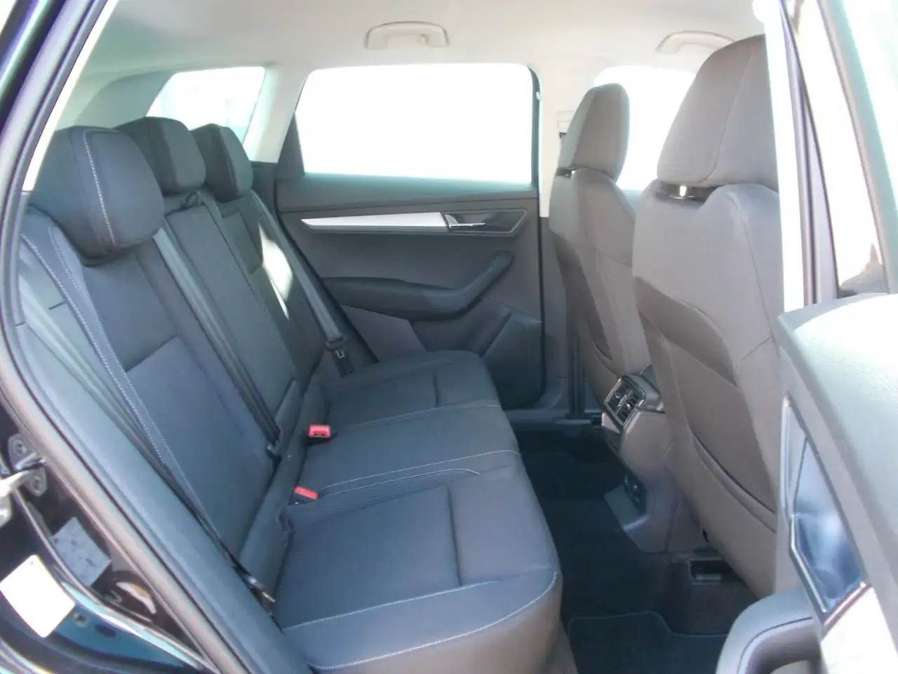 Skoda Karoq 1.5 TSI Selection * DSG * Navi * LED *uvm — Vehicle gallery 24