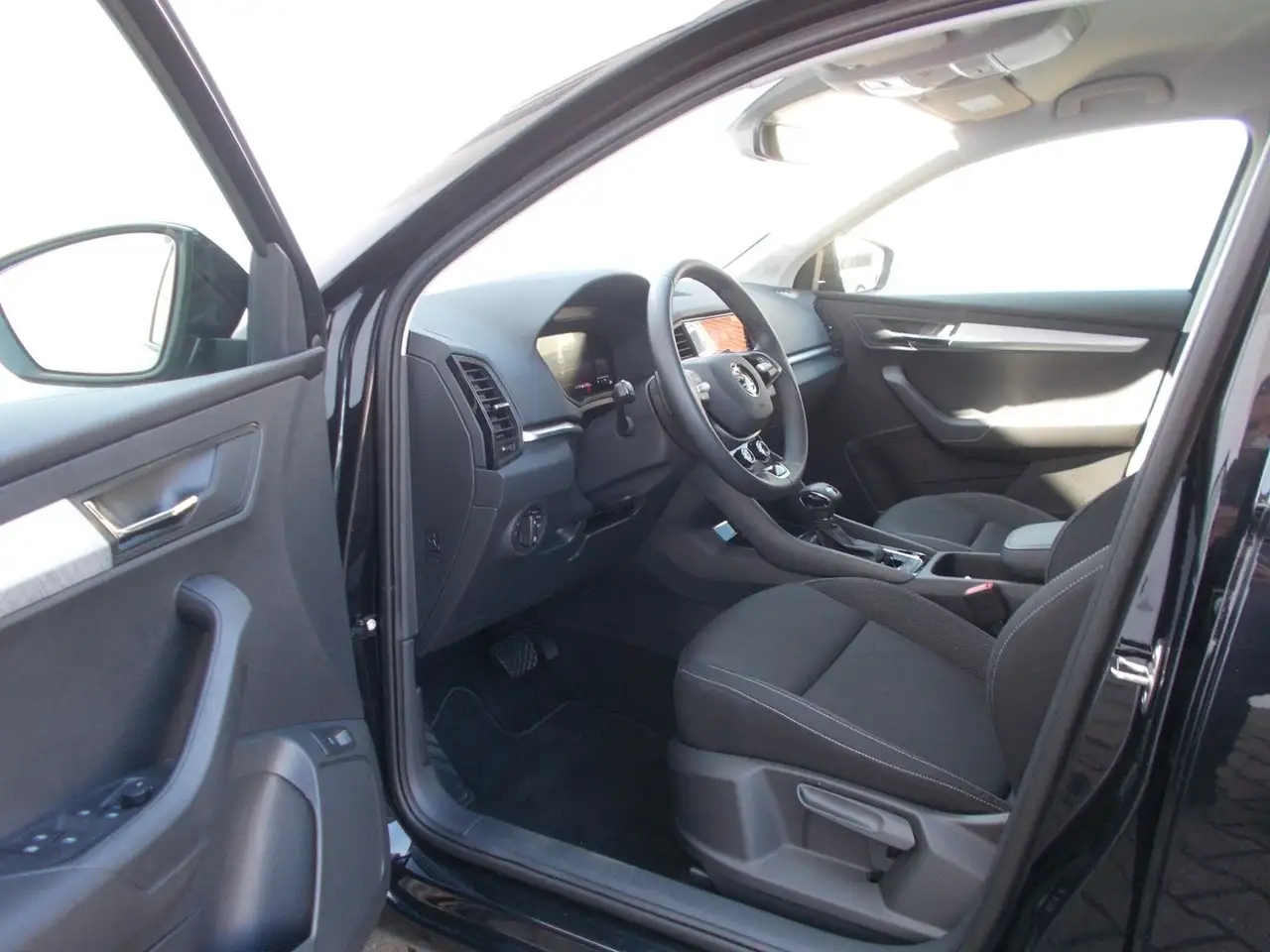 Skoda Karoq 1.5 TSI Selection * DSG * Navi * LED *uvm — Vehicle gallery 8
