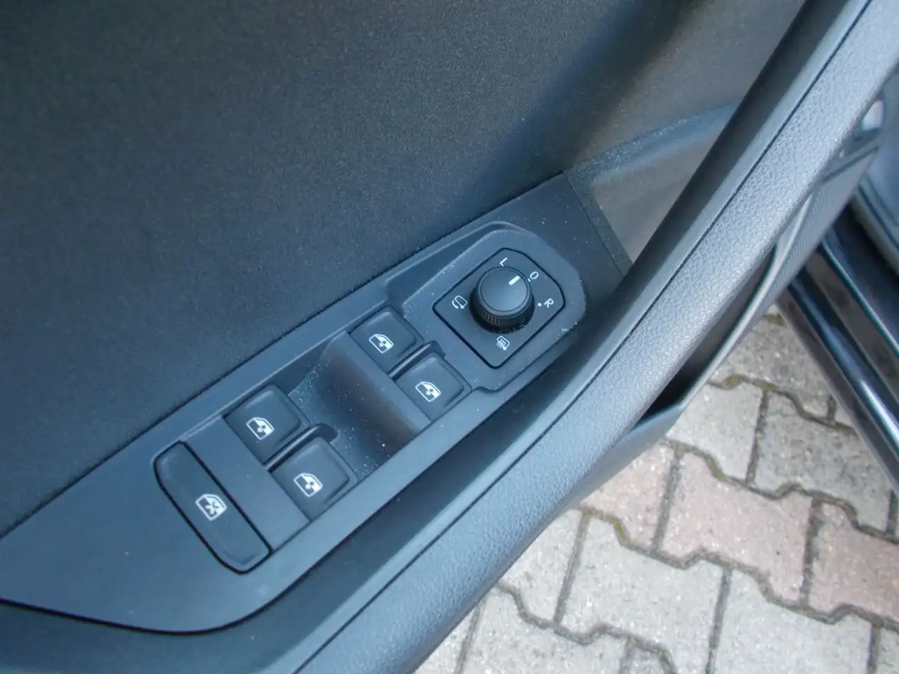 Skoda Karoq 1.5 TSI Selection * DSG * Navi * LED *uvm — Vehicle gallery 9
