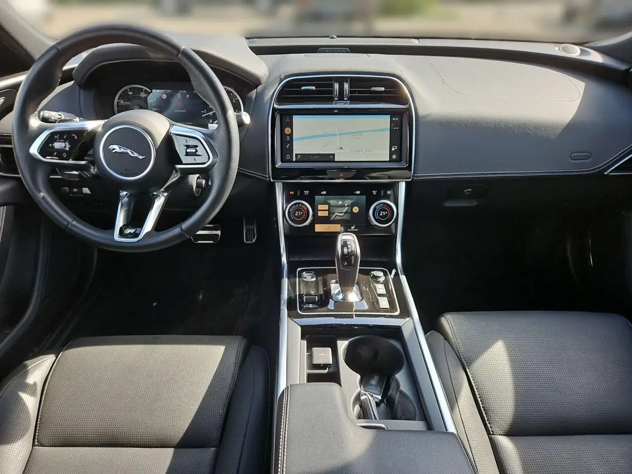 Jaguar XE P250 R-Dynamic HSE/Matrix-LED/ACC/Apple/eGSD — Galerie du véhicule 11