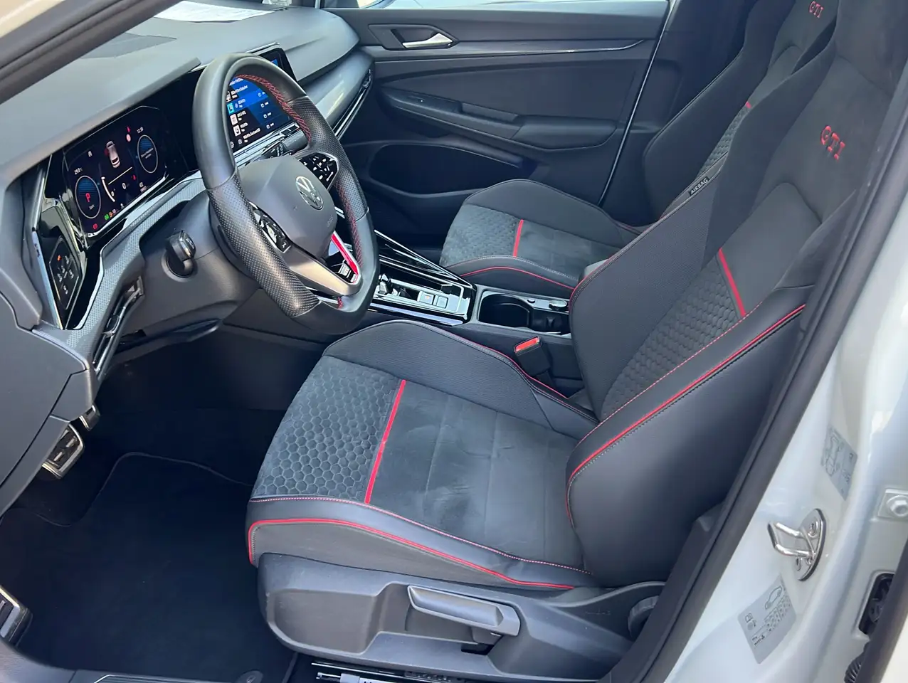 Volkswagen Golf 2.0 TSI GTI Clubsport*Navi*DAB*LED*KeyGo — Galería del vehículo 11