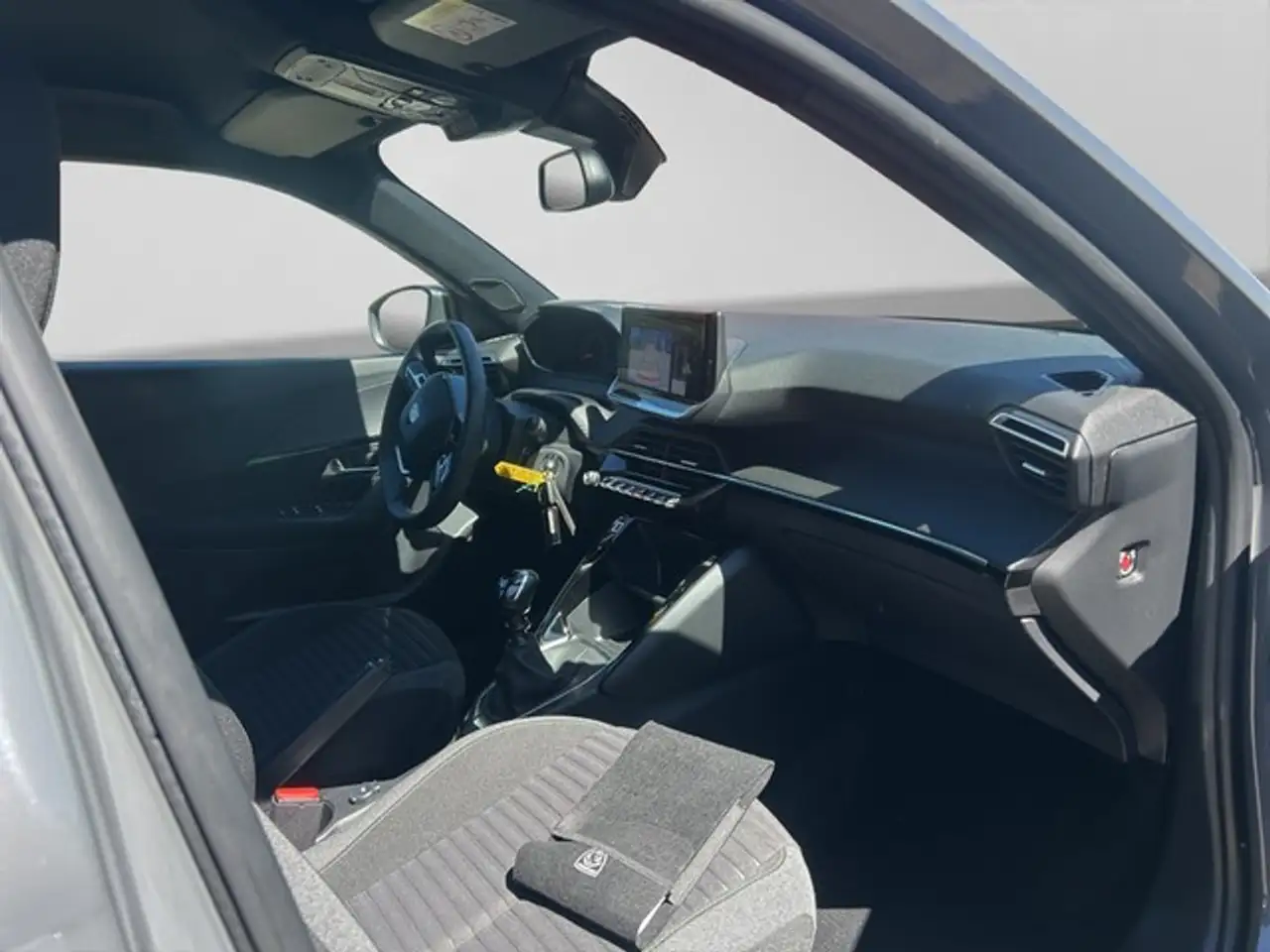 Peugeot 2008 Active LED Klimaautom SHZ Spurhalteass. Verkehr... — Vehicle gallery 9