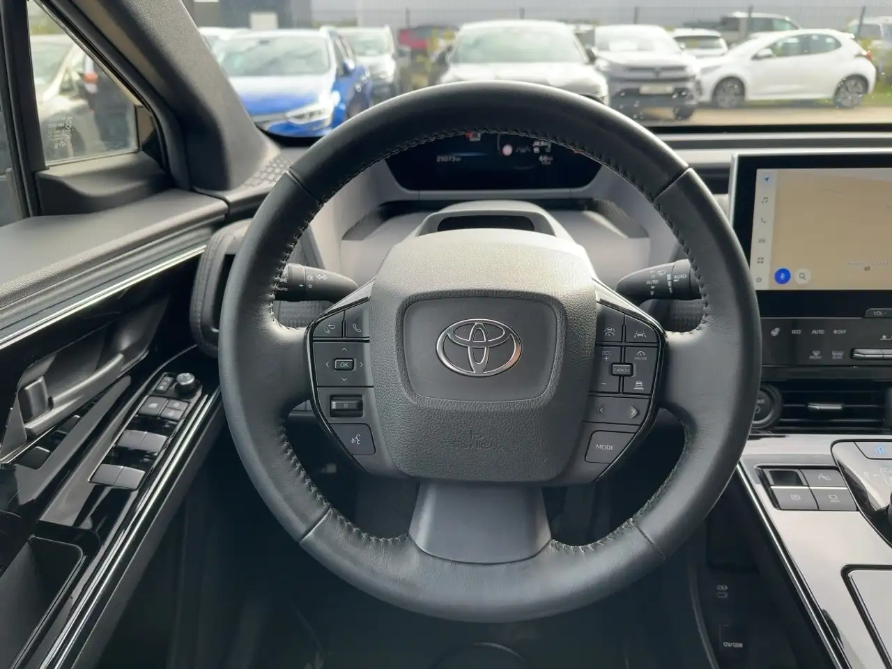 Toyota bZ4X FWD *360° KAMERA*SHZ*CCS*LRHZ*NAVI*CARPLAY* — معرض صور السيارة 9