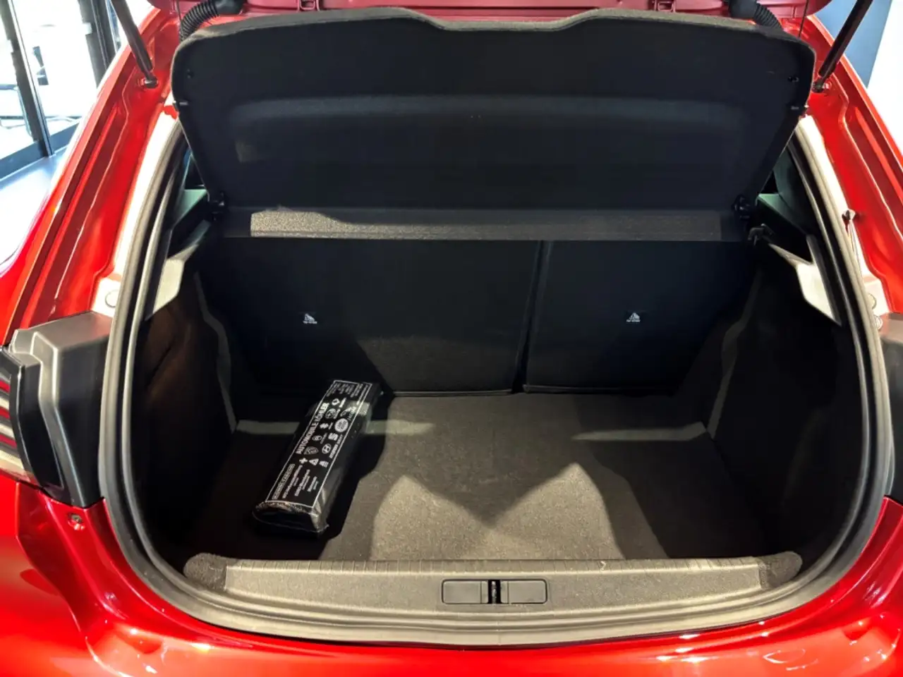 Peugeot 208 Neuer Active PureTech 100 DAB+ SITZHZG — Galerie du véhicule 16