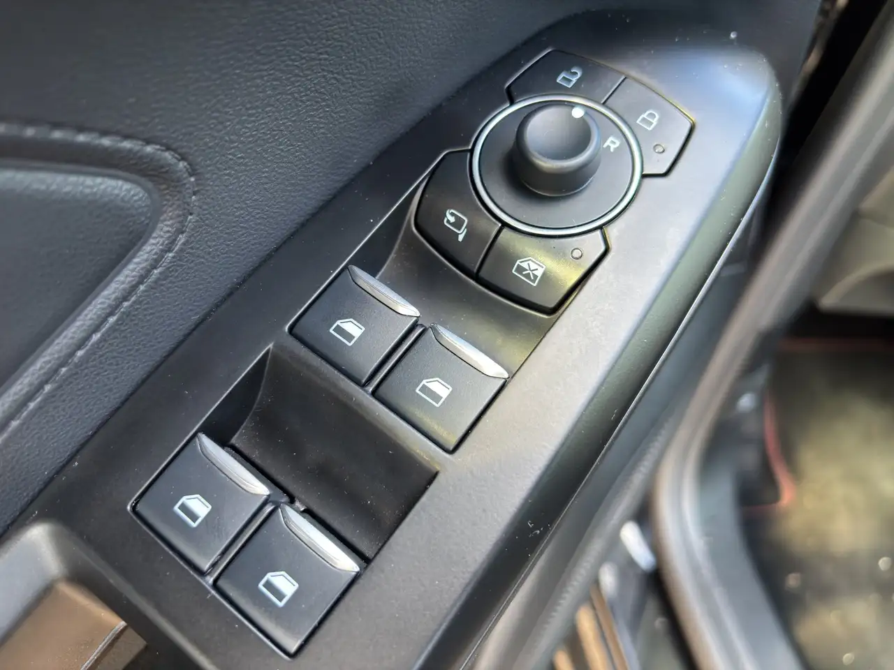 Ford Focus ST-Line X Turnier Aut.*AHK*ACC*HUD*KAM*NAVI*WINTER — معرض صور السيارة 16