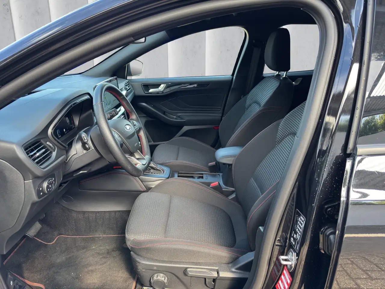 Ford Focus ST-Line X Turnier Aut.*AHK*ACC*HUD*KAM*NAVI*WINTER — معرض صور السيارة 10