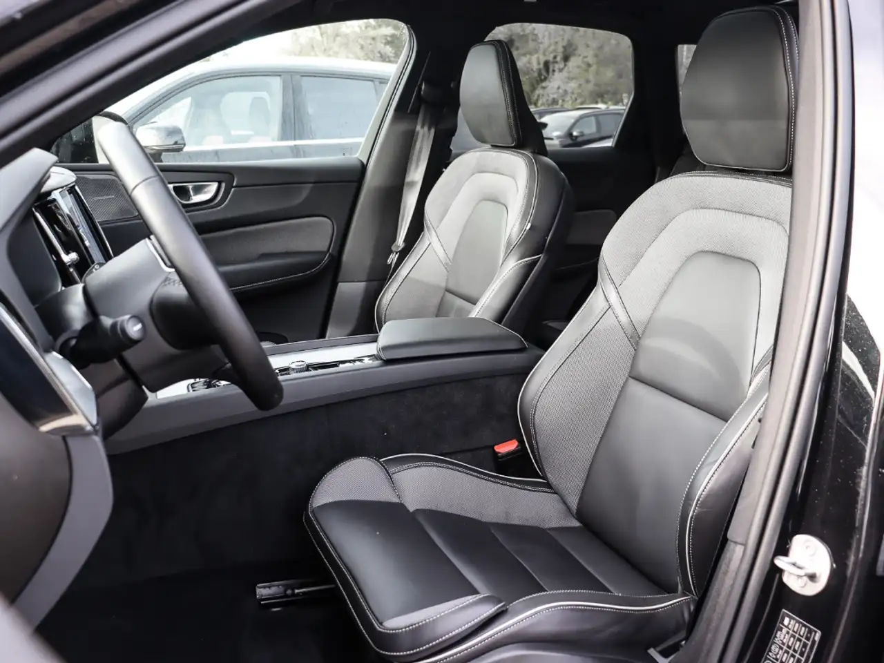 Volvo XC60 Plus Dark Recharge Plug-In Hybrid AWD T8 Twin Engi — Galerie du véhicule 7