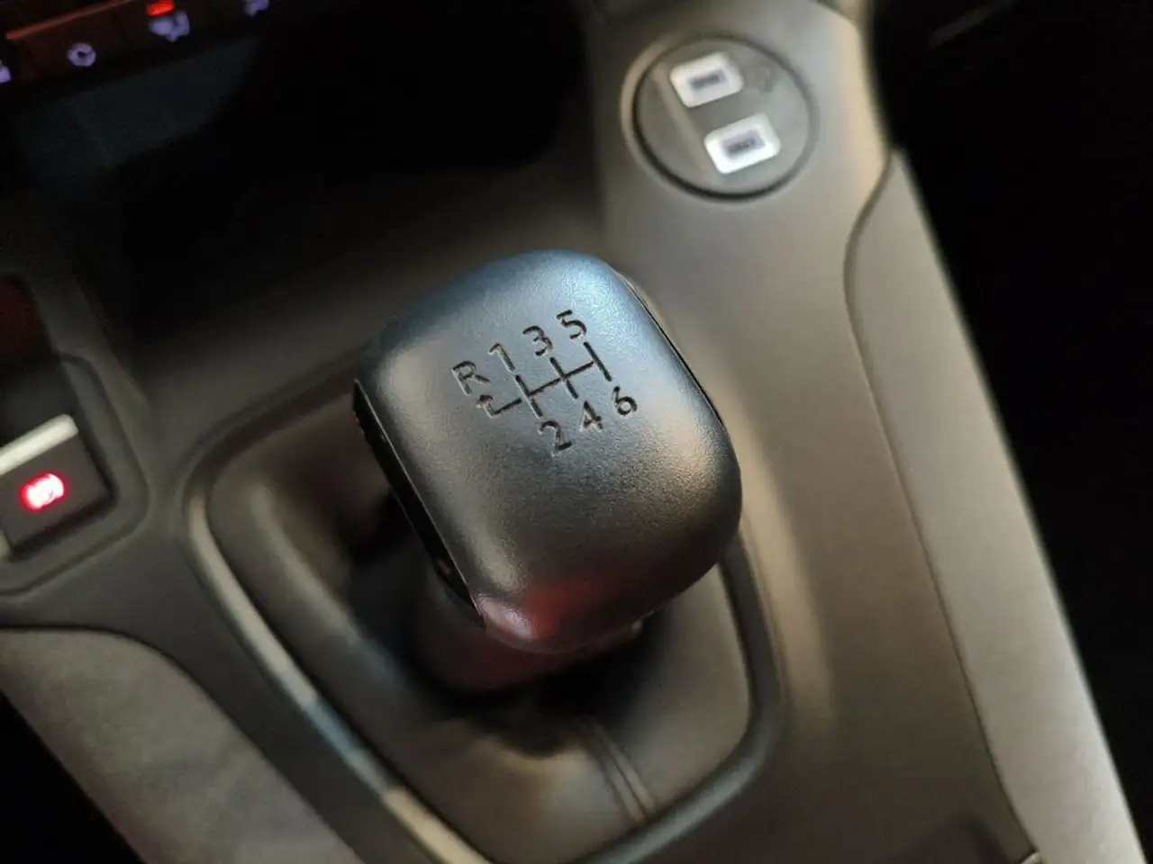 Peugeot Rifter 1.5 BLUEHDI 100CV ALLURE BUSINESS STD 4P — Galería del vehículo 18