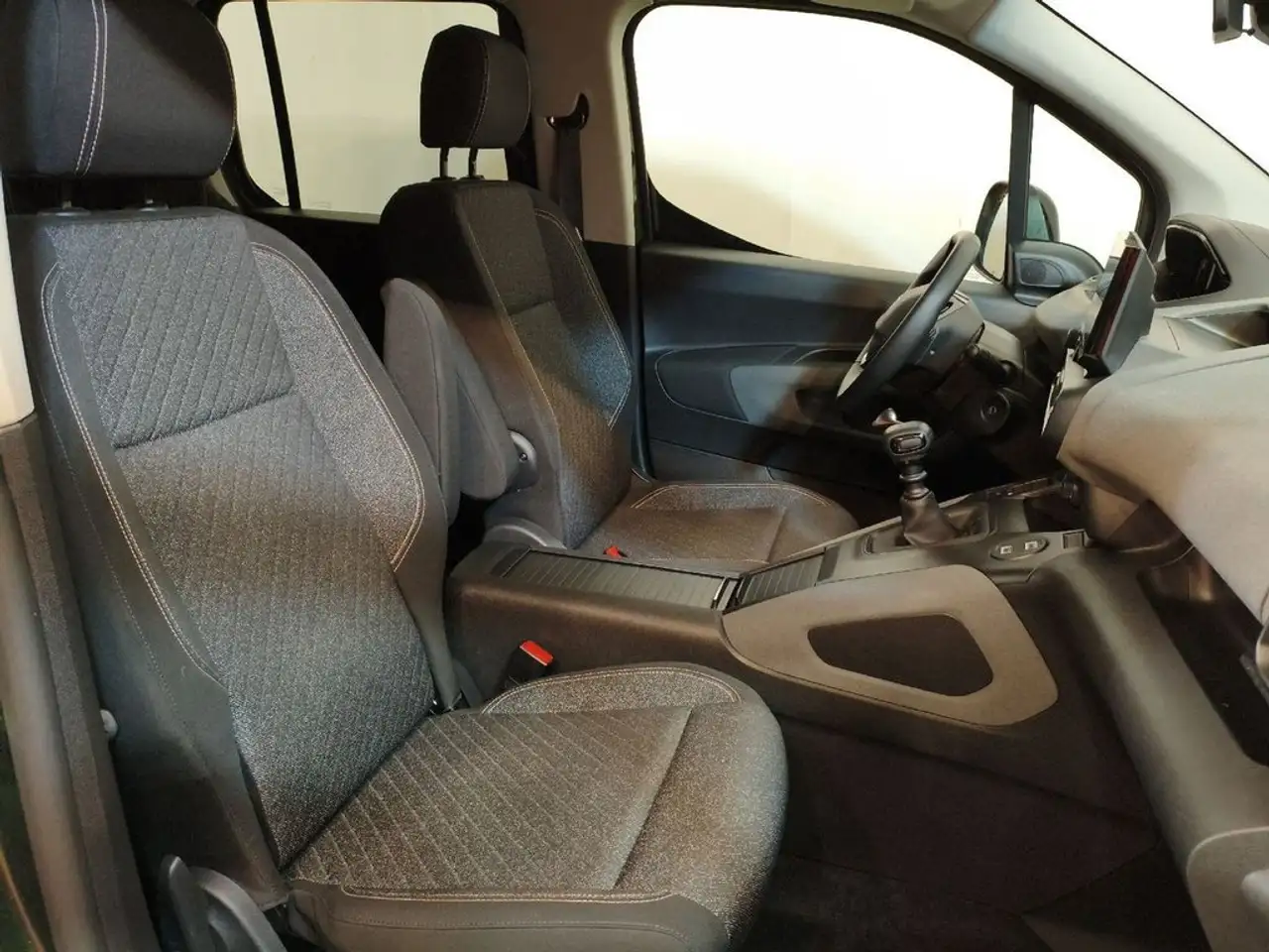 Peugeot Rifter 1.5 BLUEHDI 100CV ALLURE BUSINESS STD 4P — Galería del vehículo 10