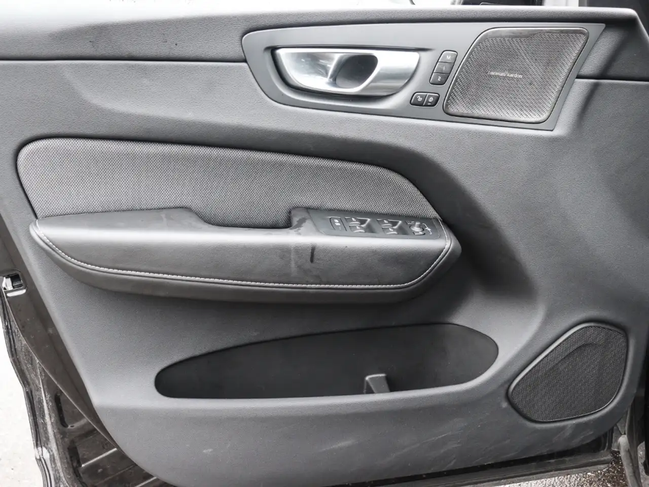 Volvo XC60 Plus Dark Recharge Plug-In Hybrid AWD T8 Twin Engi — Galerie du véhicule 10