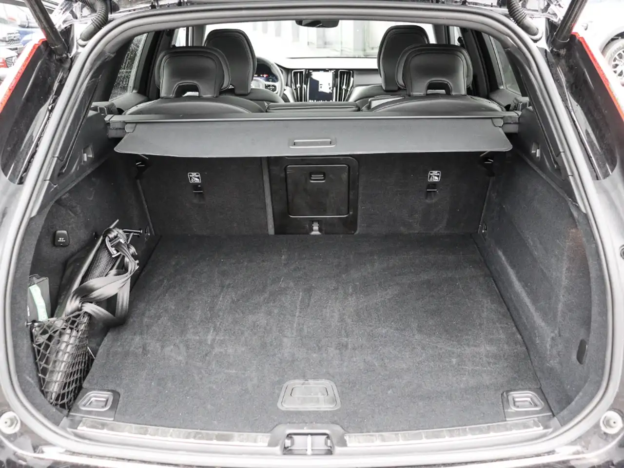 Volvo XC60 Plus Dark Recharge Plug-In Hybrid AWD T8 Twin Engi — Galerie du véhicule 15