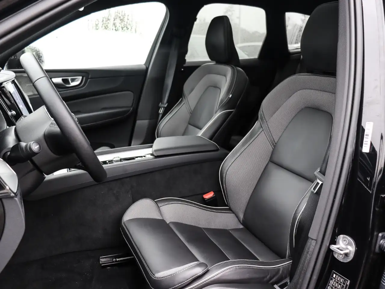 Volvo XC60 Plus Dark Recharge Plug-In Hybrid AWD T8 Twin Engi — Galerie du véhicule 7