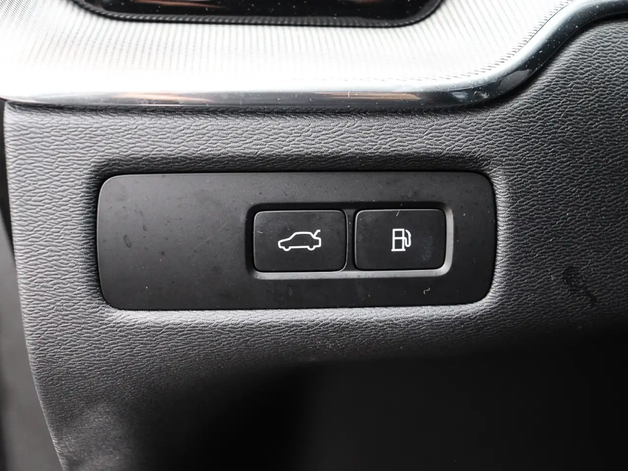 Volvo XC60 Plus Dark Recharge Plug-In Hybrid AWD T8 Twin Engi — Galerie du véhicule 11