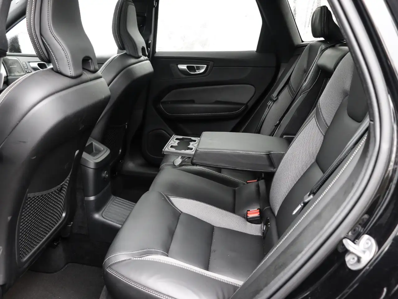 Volvo XC60 Plus Dark Recharge Plug-In Hybrid AWD T8 Twin Engi — Galerie du véhicule 14