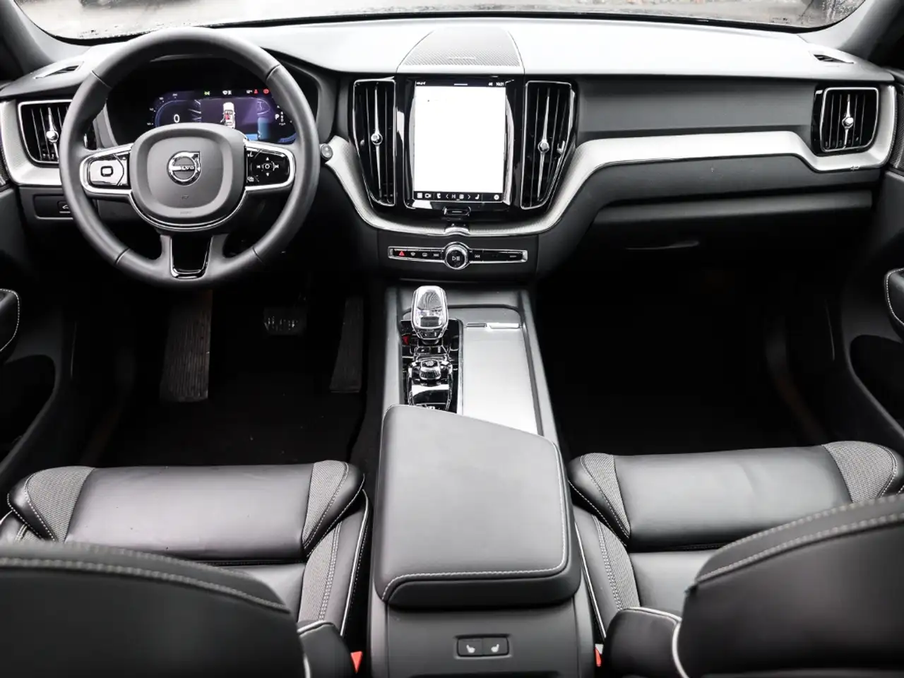 Volvo XC60 Plus Dark Recharge Plug-In Hybrid AWD T8 Twin Engi — Galerie du véhicule 5