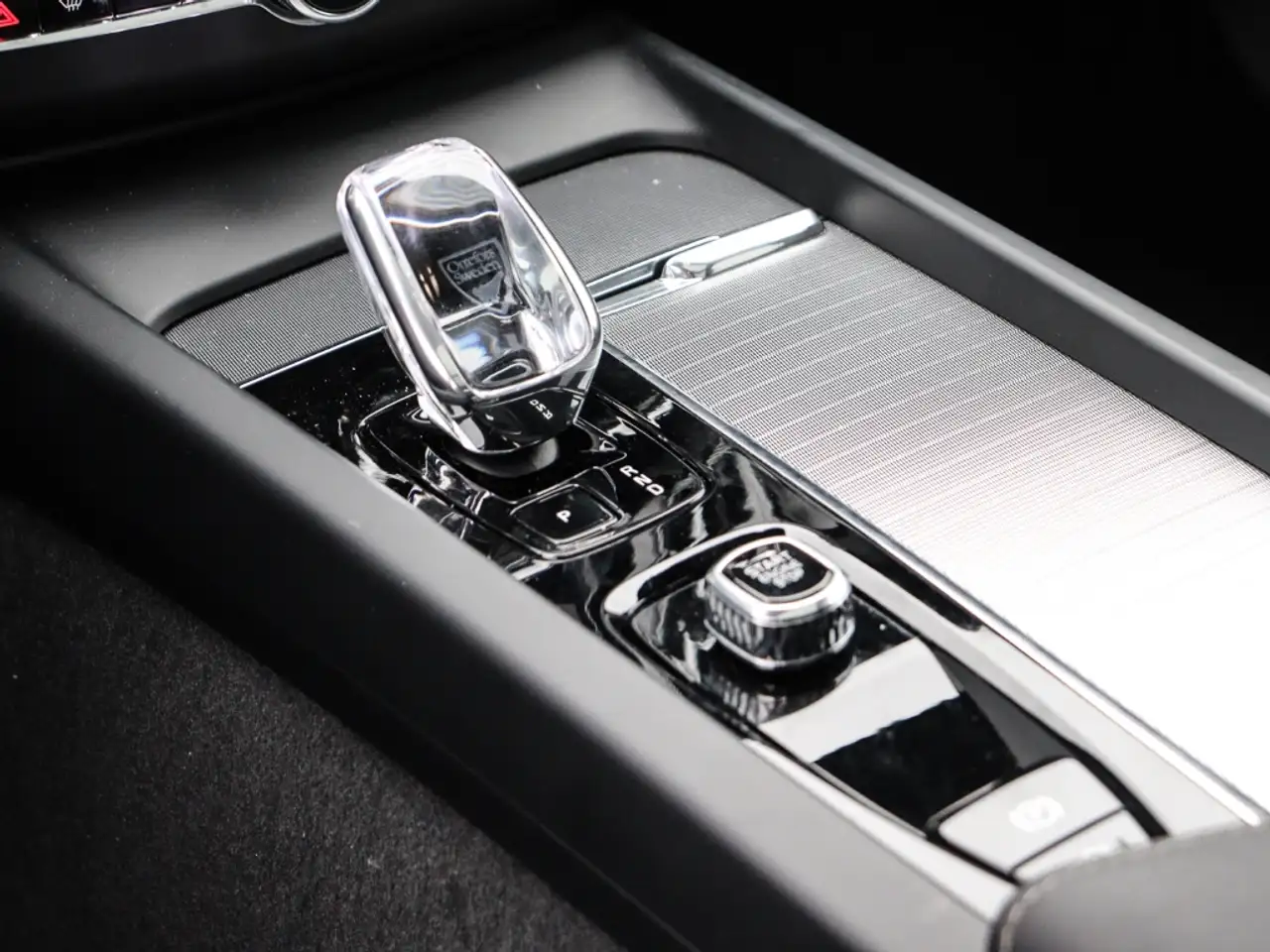 Volvo XC60 Plus Dark Recharge Plug-In Hybrid AWD T8 Twin Engi — Galerie du véhicule 12