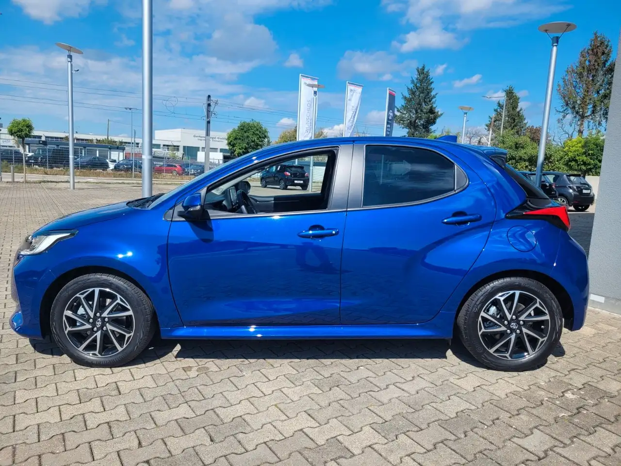 Toyota Yaris 1.5l Hybrid Comfort*PDCv+h, RFK, SHZ,Alu* — معرض صور السيارة 2