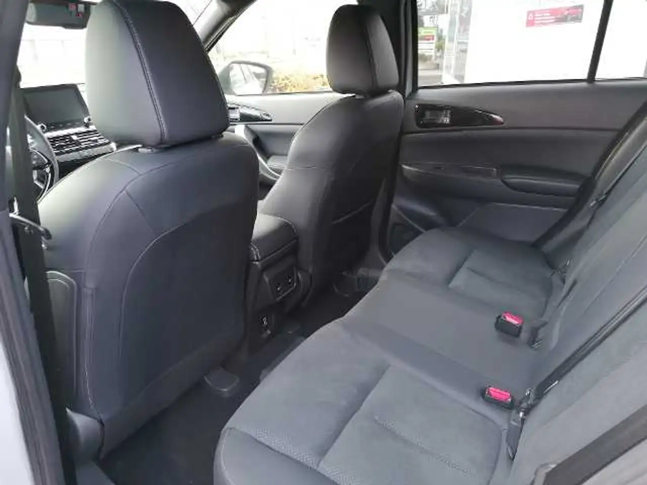 Mitsubishi Eclipse Cross Plug-in Hybrid Select 2.4 MIVEC 4WD — معرض صور السيارة 12